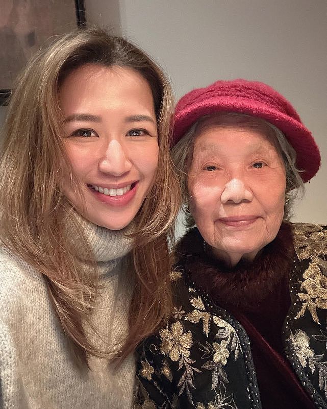 岑杏贤很孝顺请奶奶去风景好的酒店吃饭庆祝92岁生日 - 2