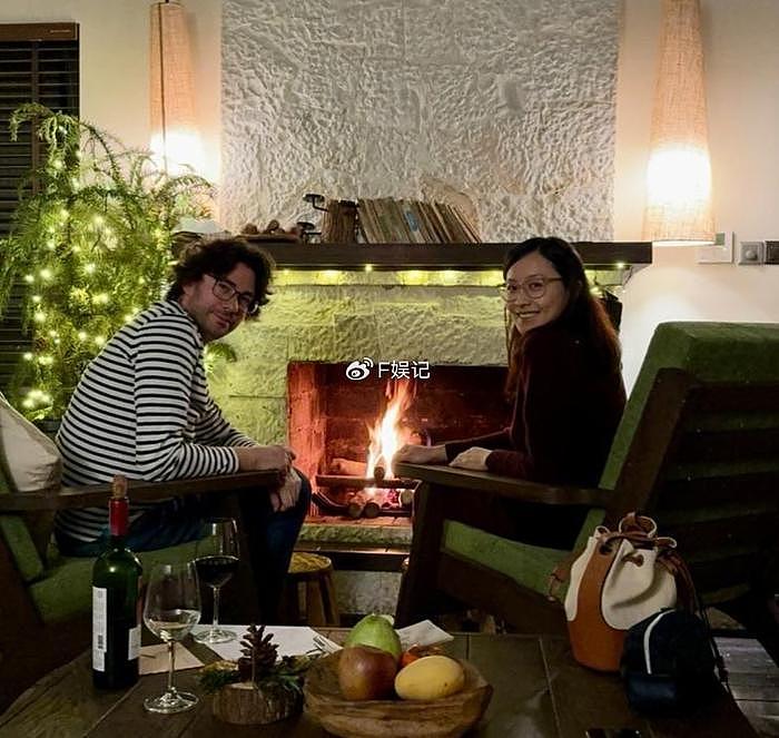 陈法拉晒和外籍老公恩爱合影 夫妻俩坐在一起烤火喝酒聊天很甜蜜 - 4