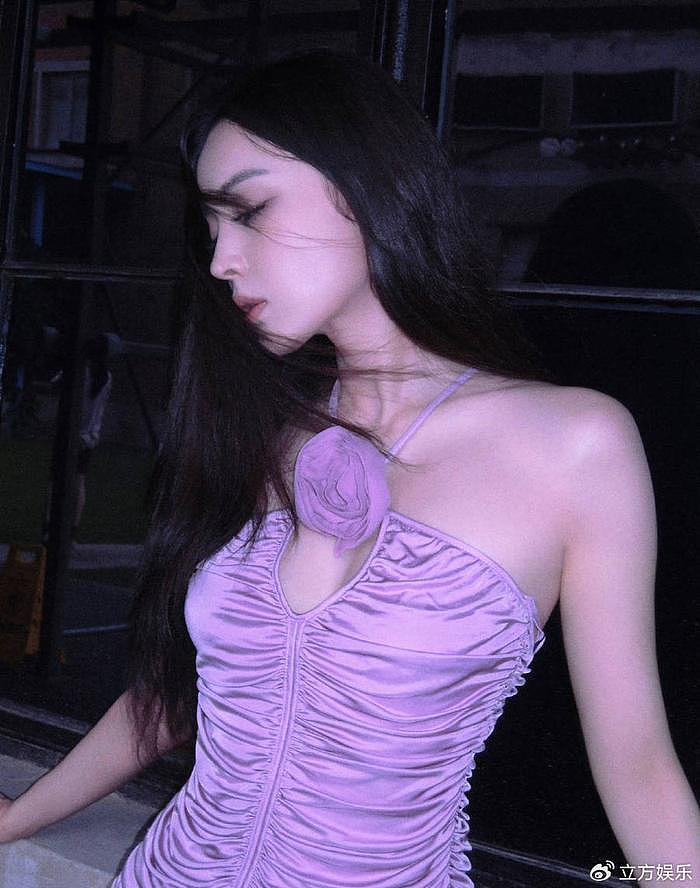 娜扎穿紫色玫瑰挂脖裙性感 侧颜优越纯欲感爆棚 - 9