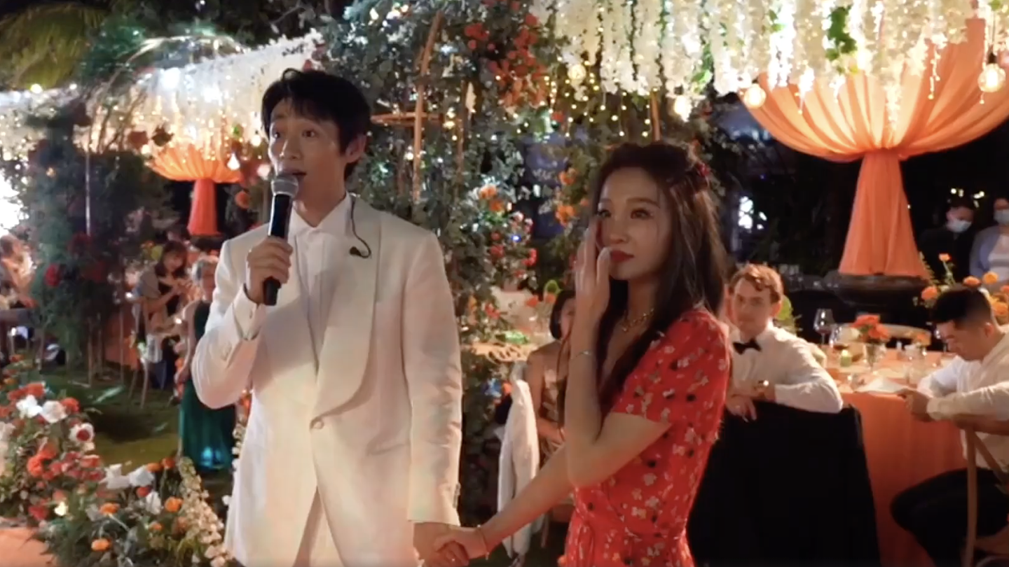 魏晨再晒婚礼视频献唱妻子，称于玮为领导，亲吻额头拥入怀超恩爱 - 11