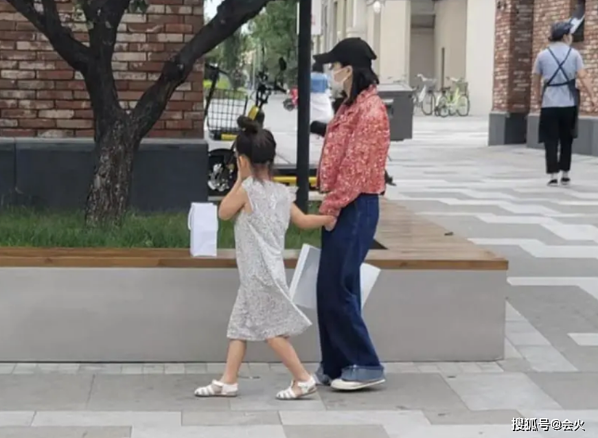 杜江霍思燕逛街被拍！7岁儿子抱玩具不撒手，一旁小女孩十分抢镜 - 3