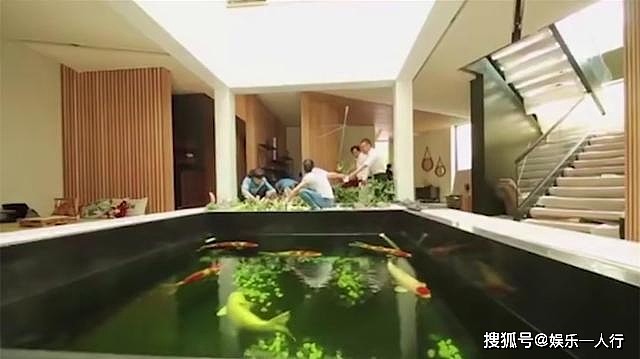 江一燕的豪宅，光设计师就换了5次，室内超大锦鲤池真奢华 - 12