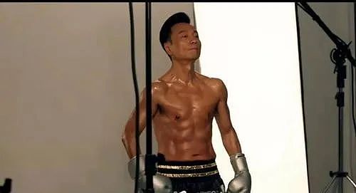 真丢人，57岁黎耀祥为新剧练出满身肌肉，内娱男演员却戴假肌肉 - 3