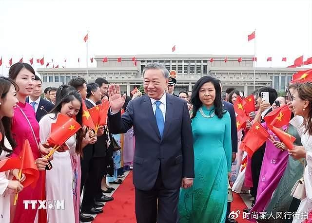 苏林夫妇访华结束返程！夫人穿湖蓝色奥黛惊艳，在北京还看京剧了 - 4