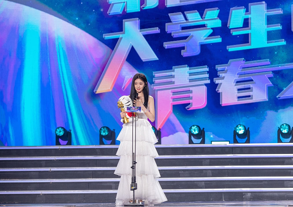 刘浩存获北京电影节最受大学生欢迎新人奖，被簇拥合影，人气依旧 - 2