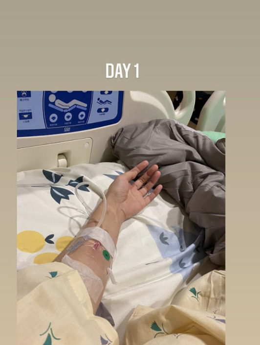42岁陈乔恩生病住院，手臂打针肿了一圈，男友贴心照顾陪床好几天 - 1