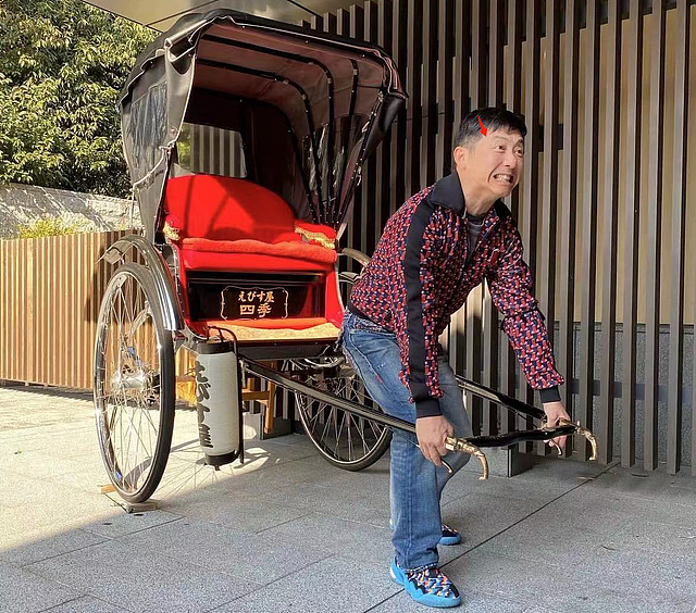 庾澄庆自嘲在日本街头打工，手拉两轮车接地气，打扮浮夸皱纹显眼 - 3