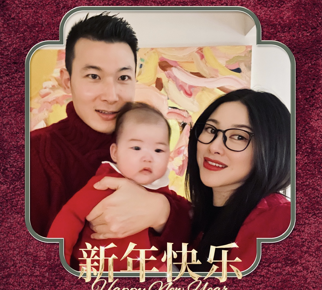 朱珠分享全家福回顾2021，嫁为人妻成为人母，女儿单眼皮像爸爸 - 3