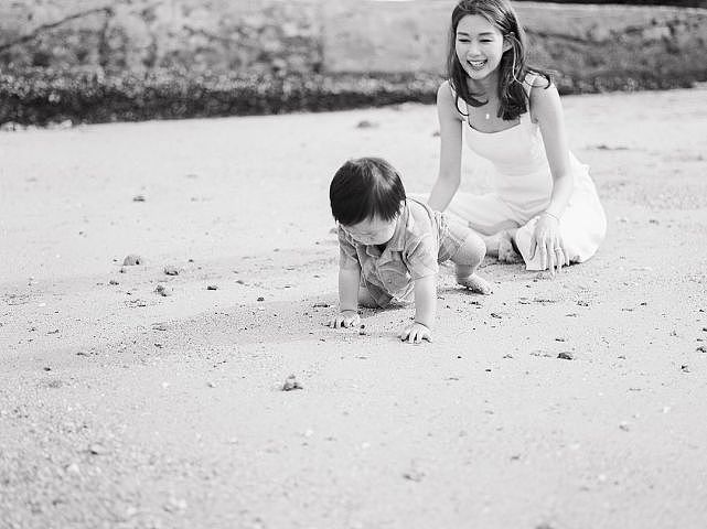 前TVB花旦岑丽香一家人在海边玩耍 分享一家四口开心全家福 - 5