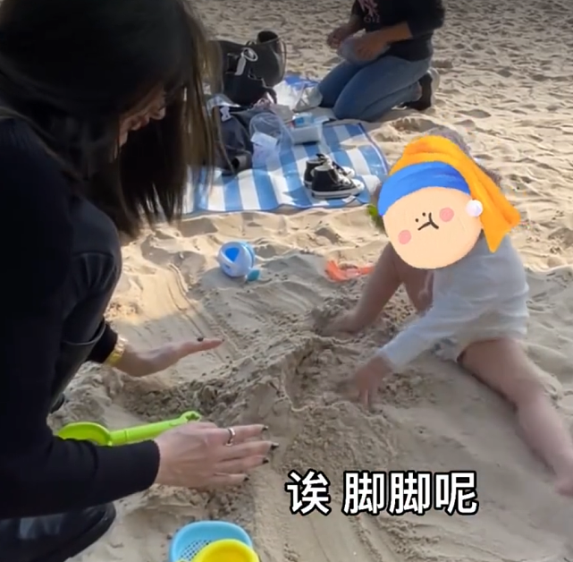 张馨月分享一家三口在海边沙滩玩耍 女儿主动拥抱林峯很有爱 - 9