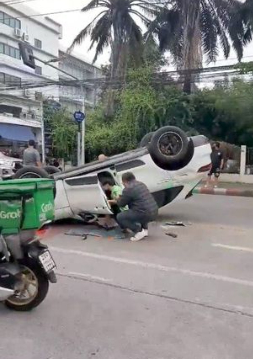 26岁男星发生车祸！车子180度翻倒在路中央，路人及时救助送医院 - 2