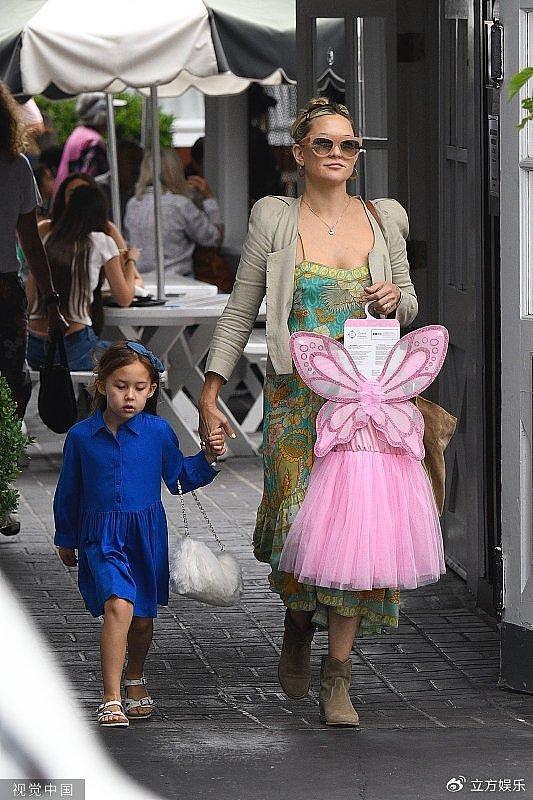 凯特·哈德森带女儿逛街 为女儿购买芭比粉仙女裙 - 1