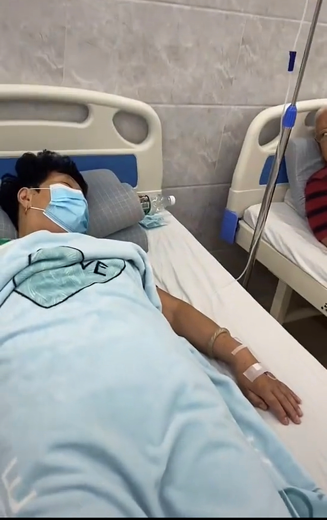 76岁老戏骨张洪杰住养老院，与瘫痪妻子同躺病床，健康状况引担忧 - 3