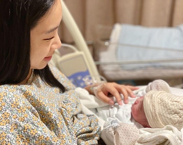 香港女歌手吴雨霏秘密怀孕低调诞下第三胎 暂时未透露第三胎性别 - 3