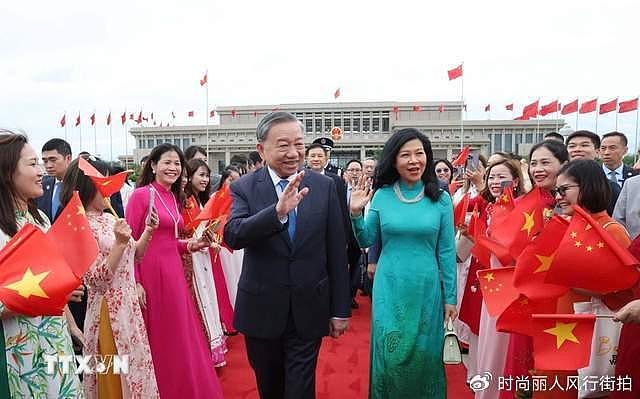 苏林夫妇访华结束返程！夫人穿湖蓝色奥黛惊艳，在北京还看京剧了 - 1