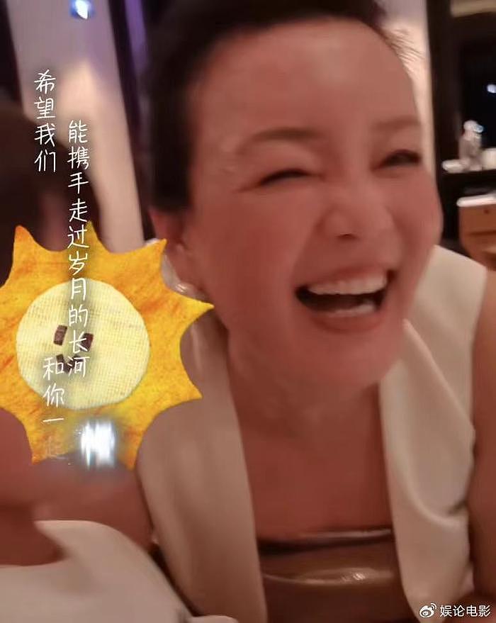 和儿子儿媳吃法餐，张兰不顾儿子阻止拍媳妇，夸儿媳漂亮就是要拍 - 9