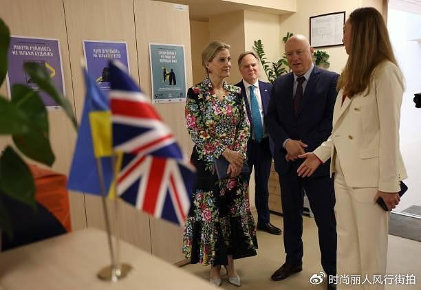 英国苏菲王妃访问乌克兰！穿花裙好惊艳，泽连斯基老婆亲自接待她 - 7