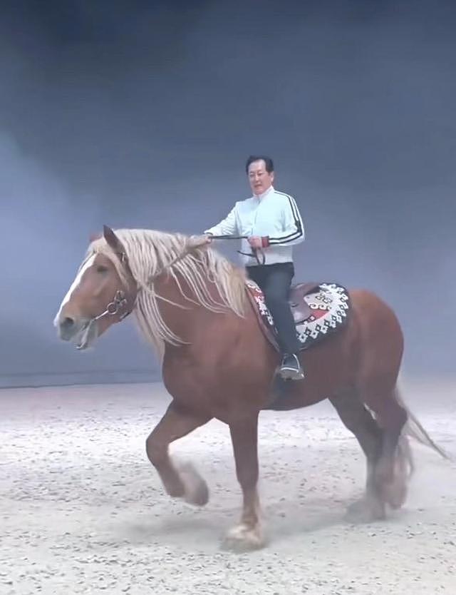 唐国强骑马庆71岁生日，挺大肚腩笑开花，动作惊险数十位保镖护航 - 3