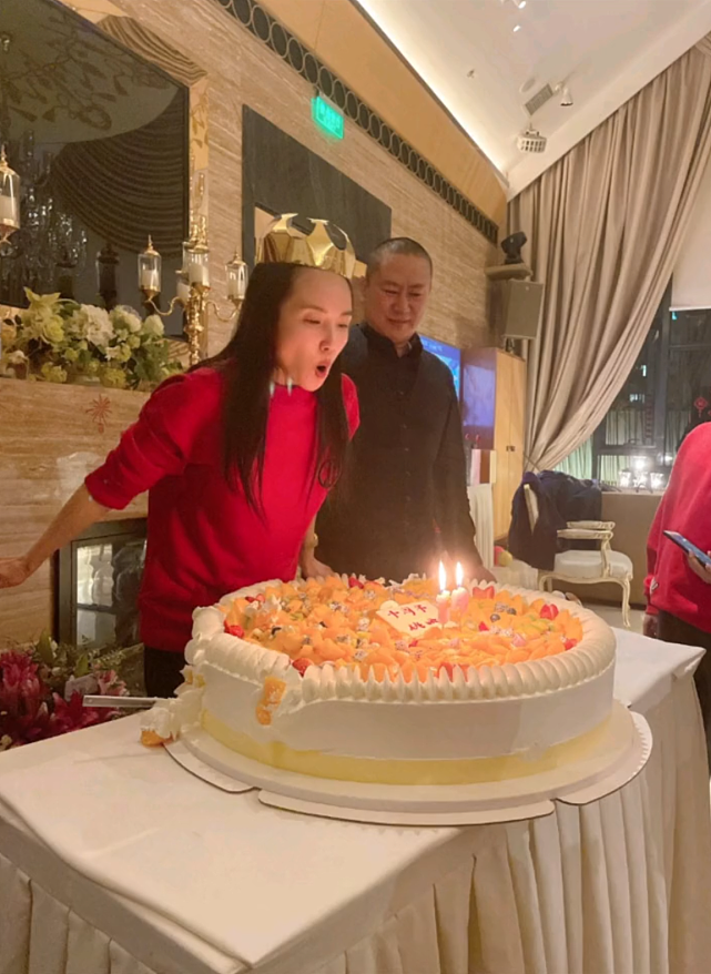 央视主持人管彤与老公庆祝结婚十周年，52岁老搭档亚宁惊喜现身 - 2