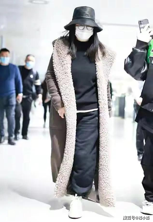 “李湘”离婚后更年轻时髦，穿毛绒大衣富态十足，不扮嫩、不老气 - 1