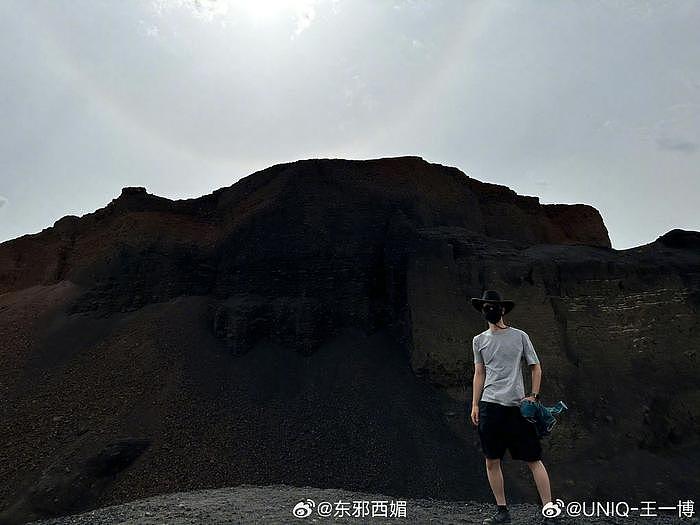 王一博这两张在火山口的照片引发多种发散热议 - 1