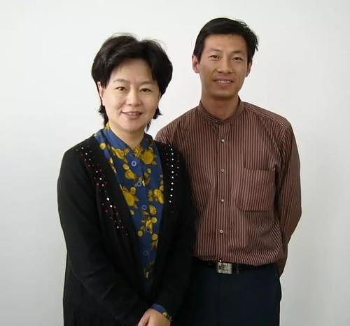 鞠萍带着儿子再嫁人，与二婚丈夫恩爱多年，54岁被嘲像农村大娘 - 6