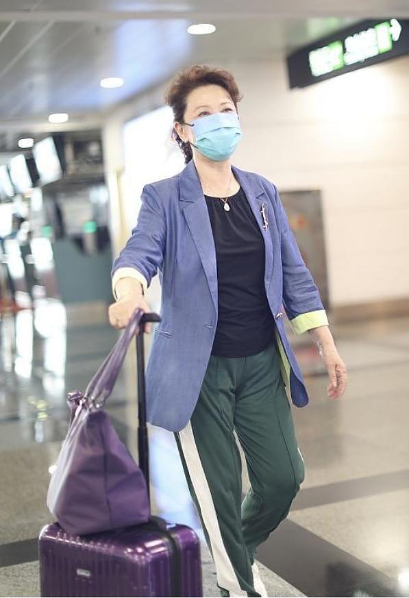 74岁王馥荔换了泡面头减龄10岁，穿蓝西装+绿裤，完全没有大妈味 - 6
