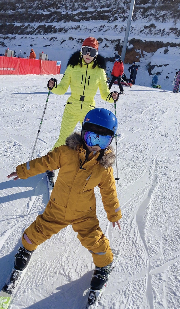 章子怡带女儿滑雪，醒宝用一天半时间掌握技能，小手叉腰很神气 - 7