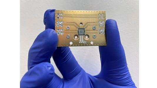实验中使用的芯片由常用的廉价碳化硅材料制成。 图片来源：David Awschalom /芝加哥大学