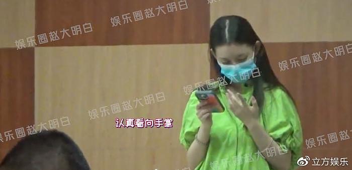蒋依依收工后现身医院看急诊 着绿色连衣裙低调刷手机等叫号 - 2
