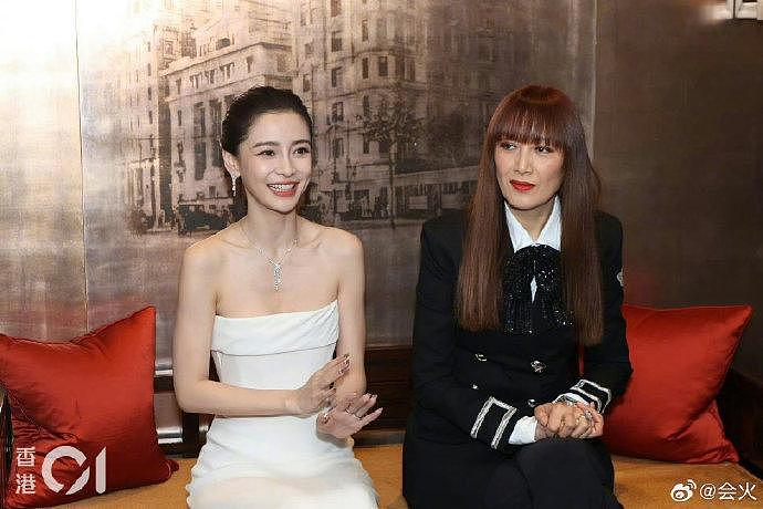 Angelababy一袭白色高定礼服出席香港某活动，与超模琦琦同框接受采访 - 4