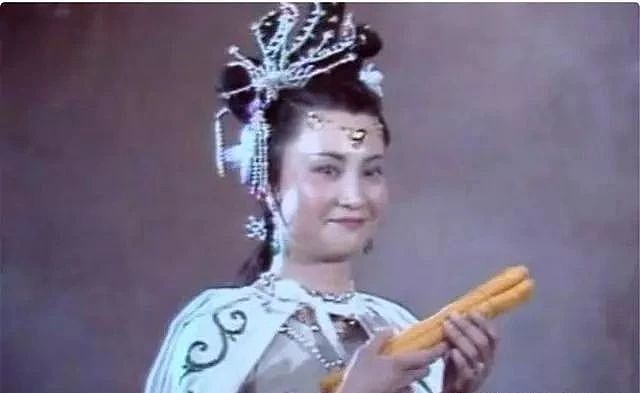76岁“白骨精”杨春霞，曾是著名京剧演员，今满头银发仍气质依旧 - 2