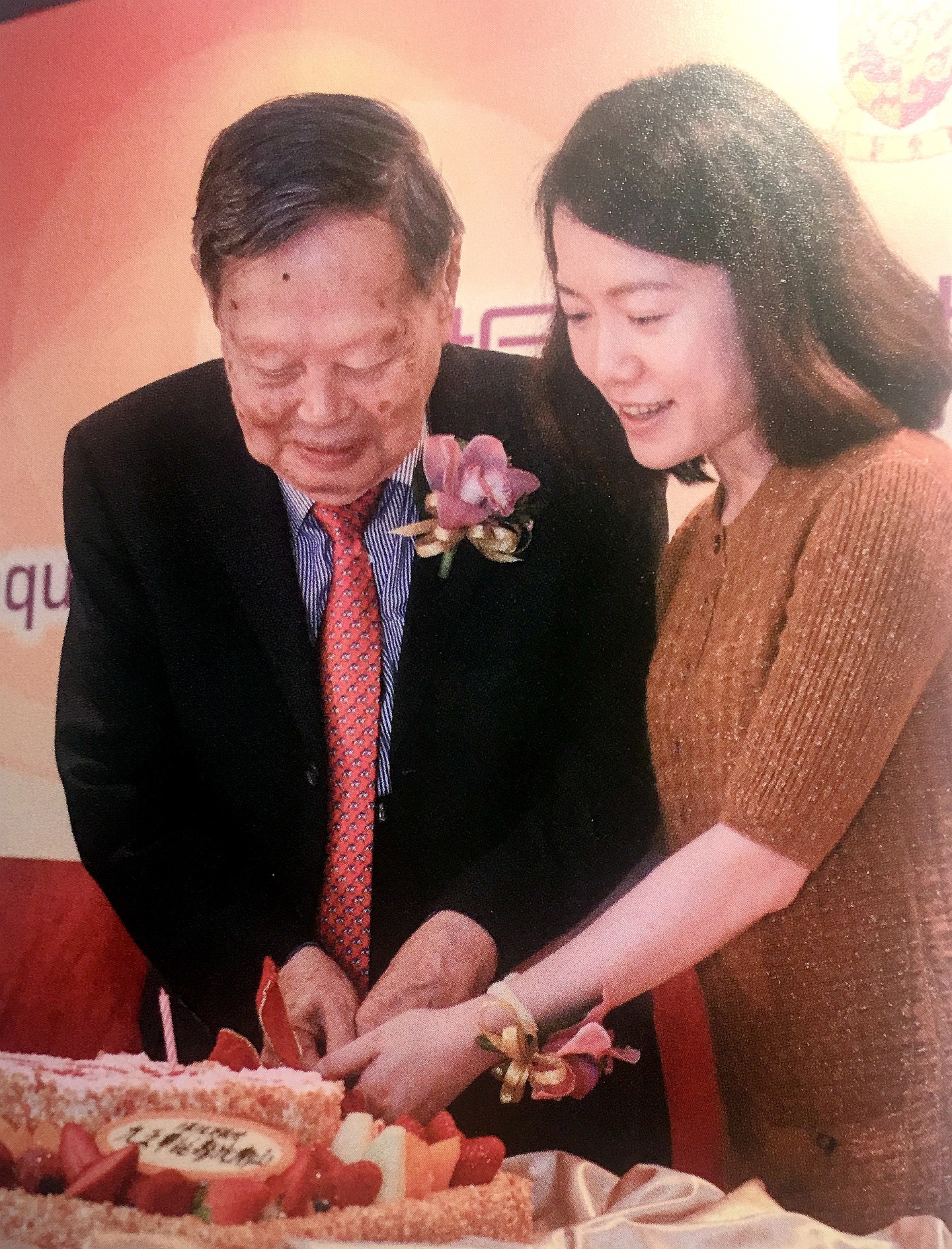 杨振宁先生百岁生日现场照公开，与身穿红裙的翁帆十指紧扣切蛋糕 - 10