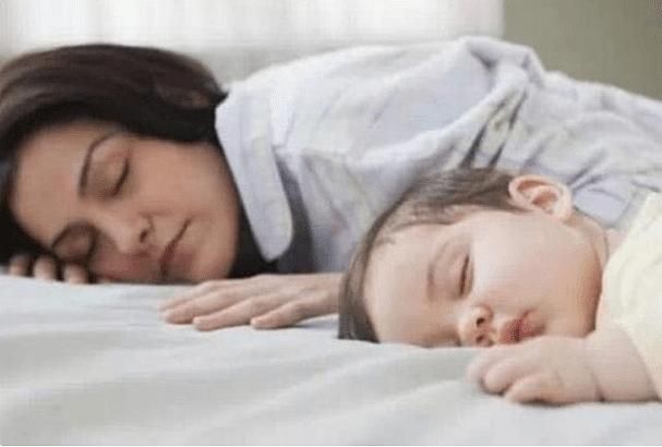 新生儿睡姿有讲究，仰卧、侧卧、俯卧，到底哪个才最适合宝宝？ - 7