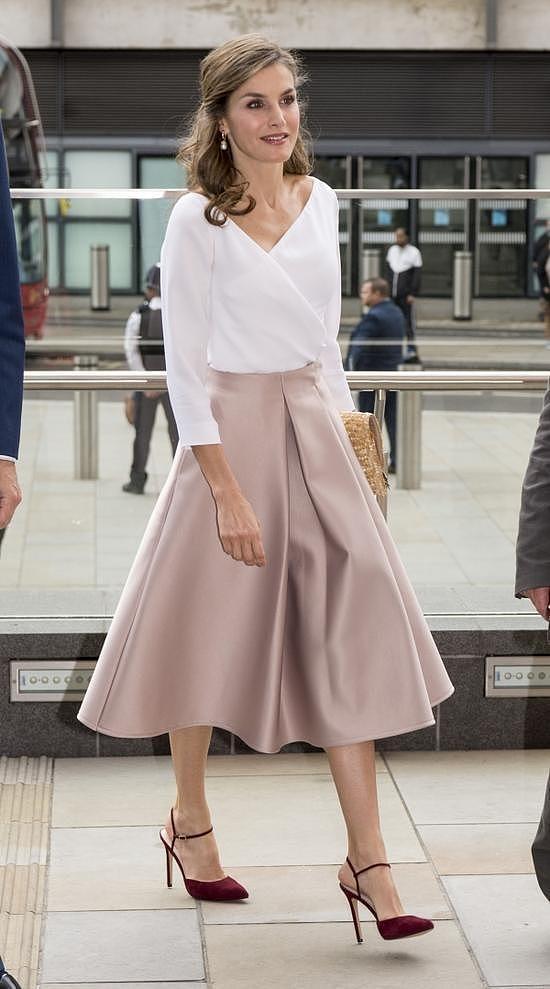 51岁西班牙王后是最会穿白衬衫的女人，配九分裤、半身裙时髦洋气 - 9