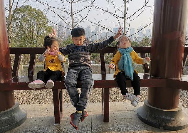 杨威为5岁双胞胎女儿庆生，姐妹俩身高相差大，杨阳洋阳光帅气 - 9