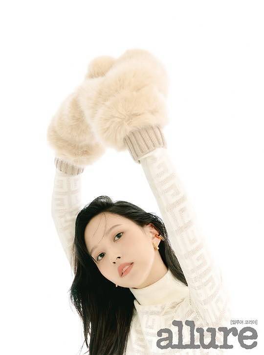 TWICE成员Mina最新杂志写真曝光 戴小礼帽穿长裙充满高级美 - 2