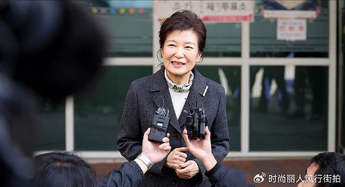 71岁朴槿惠最新亮相！小西装配印花丝巾好精致，脸上没啥皱纹很嫩 - 9