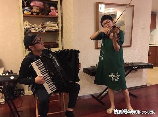 “快男”王铮亮老师豪宅装修：沉稳内敛不愧是学音乐的，乐器好多 - 3