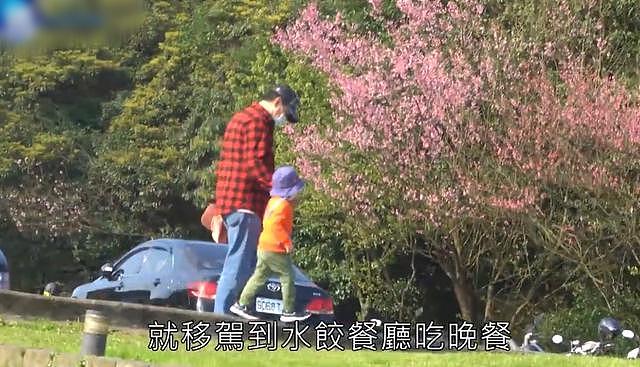 59岁庹宗华被曝二婚，与印尼籍妻子甜蜜出游，儿子身高到父母腰部 - 9