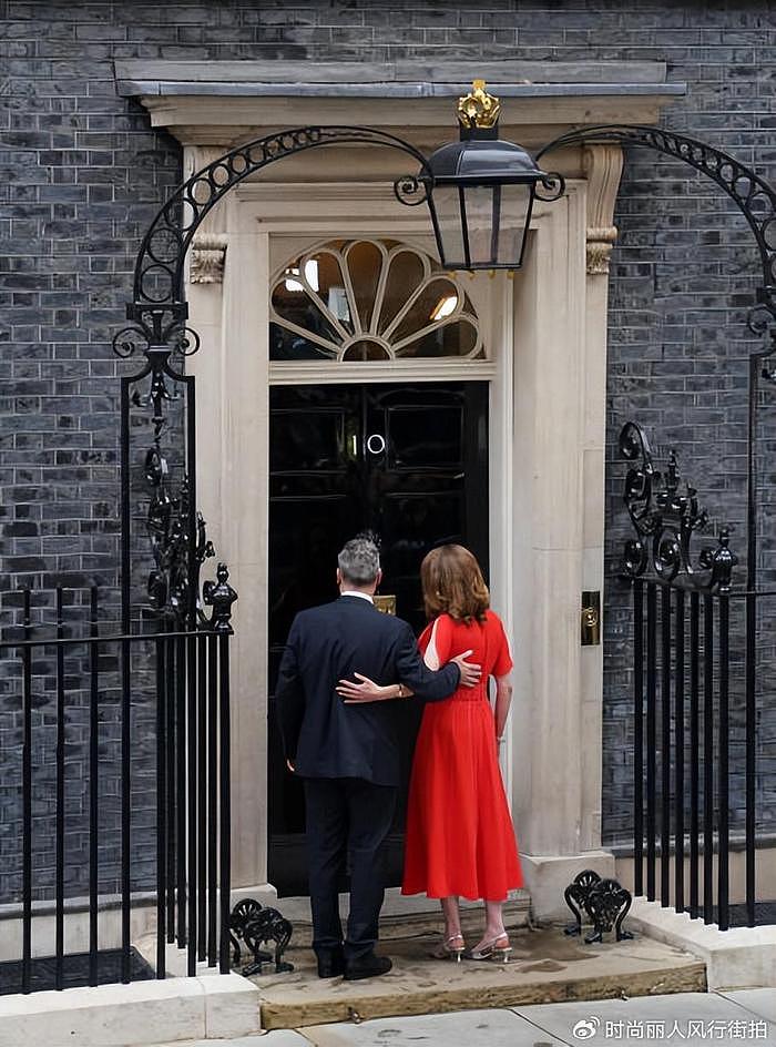 英国新首相夫人美出圈！穿红裙亮相成为唐宁街10号女主人，好惊艳 - 10