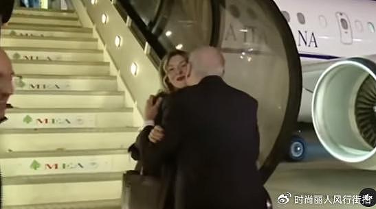 糗大了！黎巴嫩总理把意大利女总理秘书当成总理，还拥抱送吻面礼 - 7