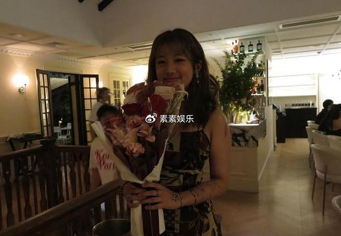 梧桐妹庆祝19岁生日，和父亲与继母在上海庆祝，戴美瞳装扮抢眼 - 4