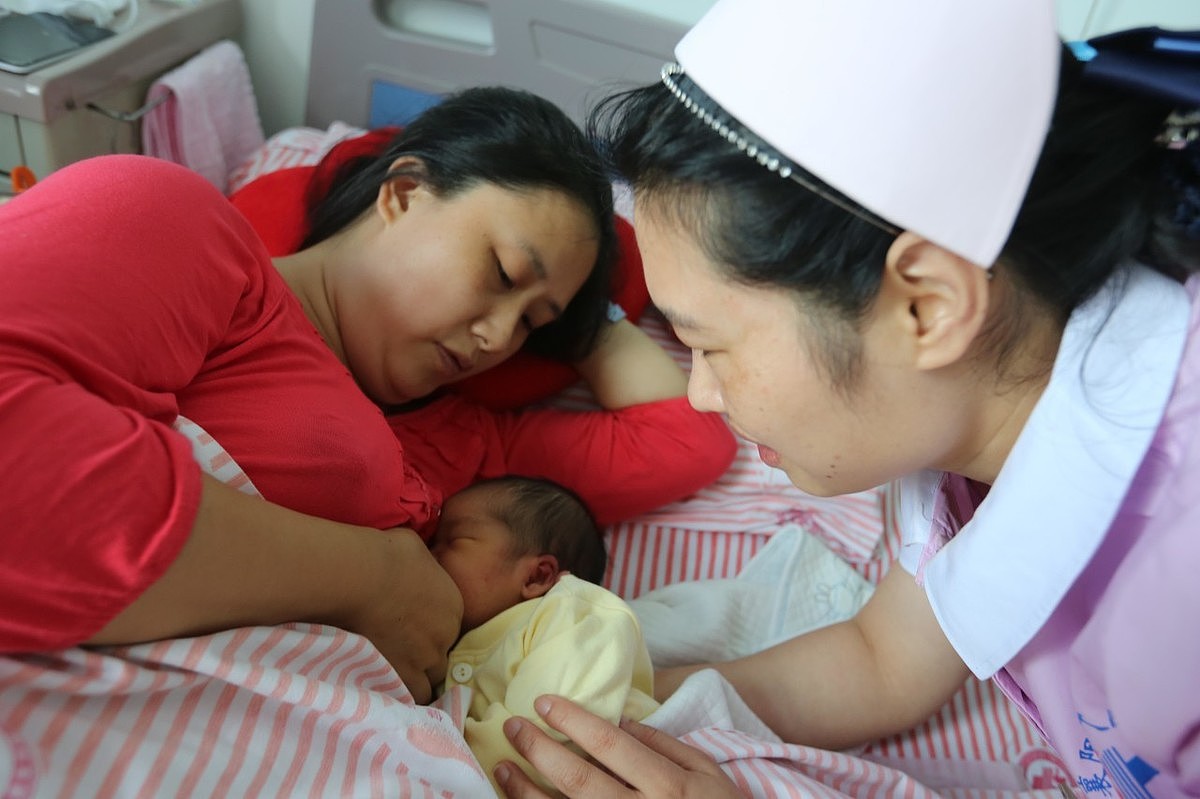 夜奶除了时间，哺乳姿势的选择也很重要，宝妈和新生儿都能受益 - 1