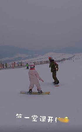 李小璐带女儿滑雪，甜馨一学就会，运动能力值拉满，确实培养得很优秀 - 2