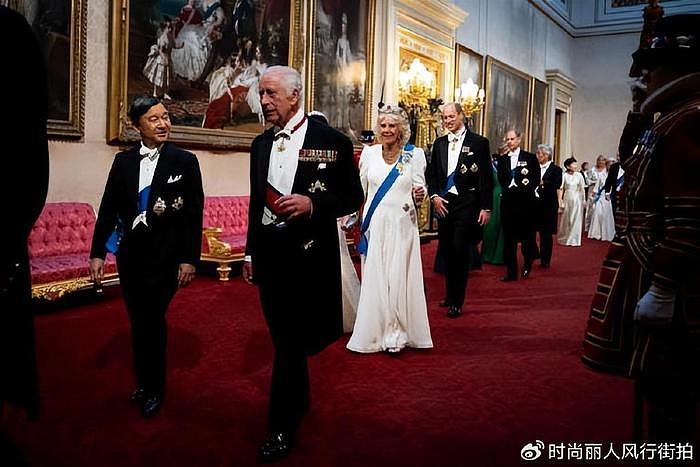 雅子皇后在英国国宴放大招！穿白裙戴钻石皇冠好美，卡米拉也不输 - 7