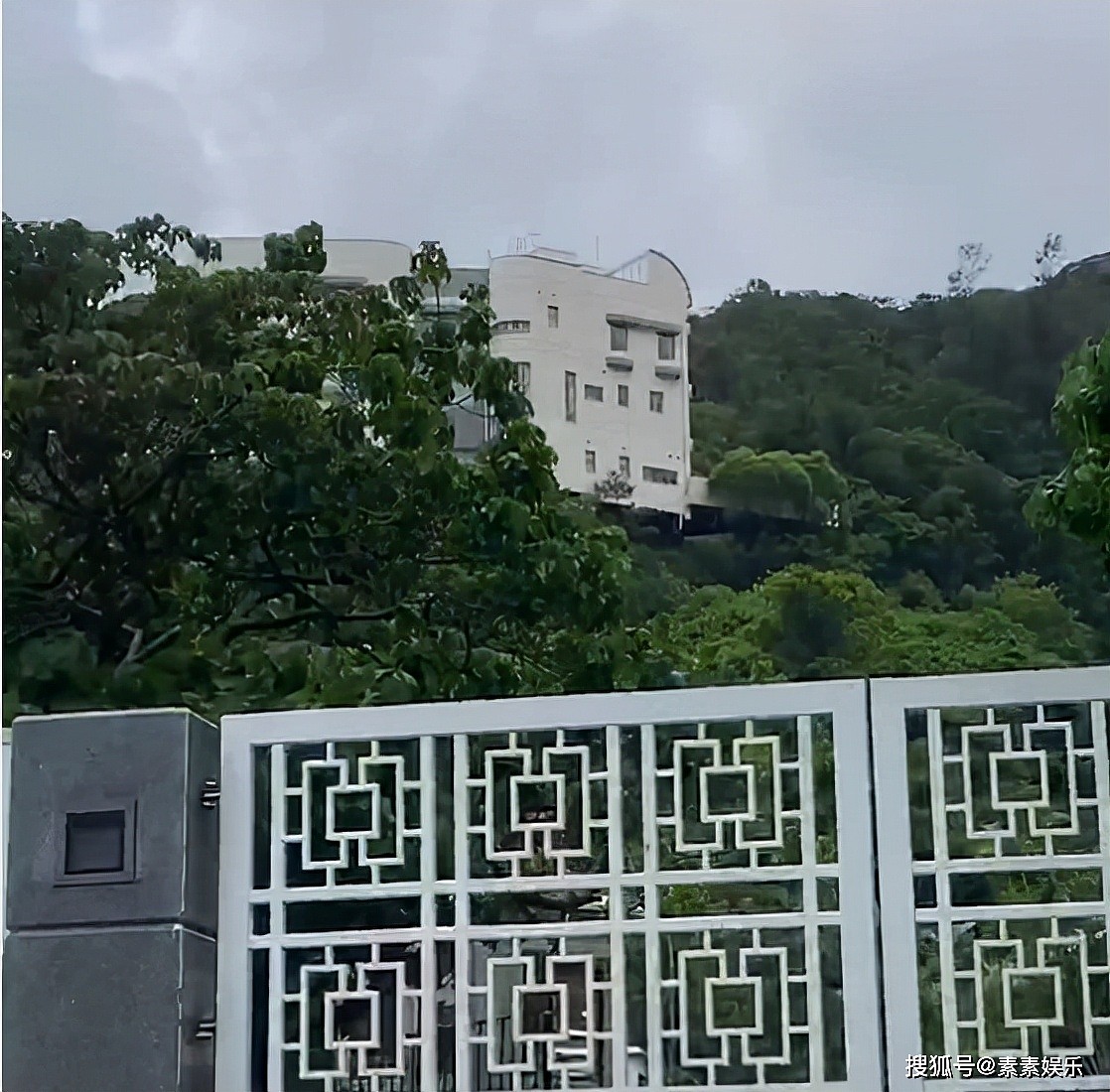 李嘉欣山顶豪宅实拍：白色墙体奢华大气，一扇铁门价值万元 - 6