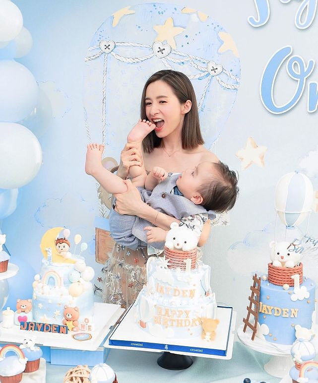 前TVB女艺人沈卓盈为儿子庆祝1岁生日 与老公同时亲吻儿子脸颊 - 3