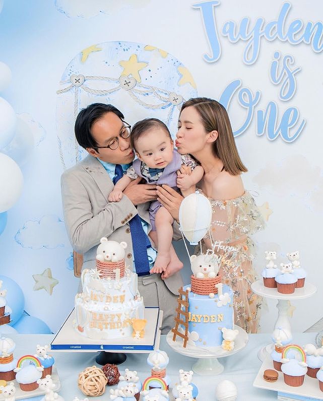 前TVB女艺人沈卓盈为儿子庆祝1岁生日 与老公同时亲吻儿子脸颊 - 5