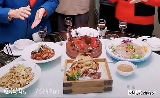 63岁冯巩为亲哥哥庆生！手机屏幕碎掉一块，八个人吃4碗菜太节约 - 3